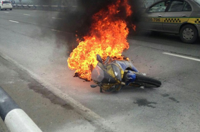 Мотоцикл сгорел в результате ДТП на Русском мосту во Владивостоке. Видео