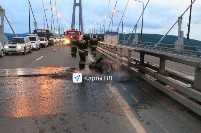 Мотоцикл сгорел в результате ДТП на Русском мосту во Владивостоке. Видео