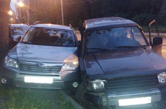 В Петербурге пьяный водитель протаранил припаркованный Subaru