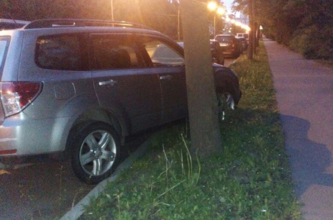 В Петербурге пьяный водитель протаранил припаркованный Subaru