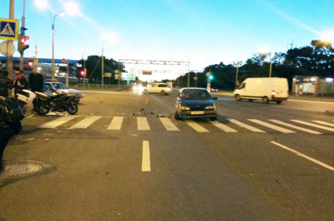 Мотоциклист и его пассажирка получили тяжелые травмы в ДТП на Софийской улице в Петербурге