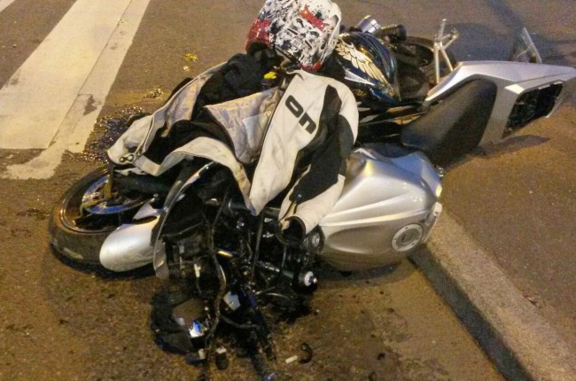 Мотоциклист и его пассажирка получили тяжелые травмы в ДТП на Софийской улице в Петербурге