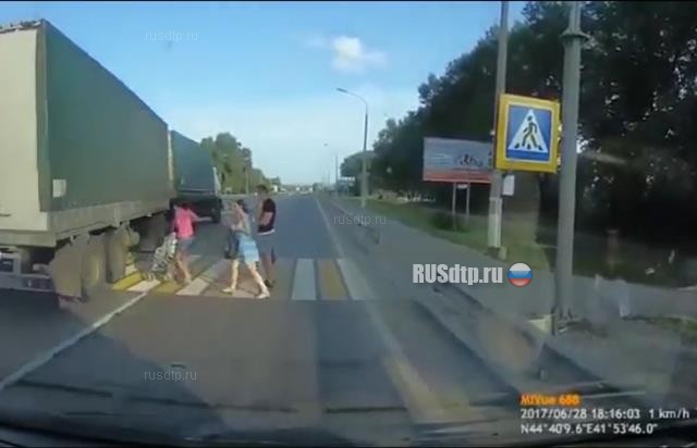Фура едва не сбила женщину с ребенком в Невинномысске