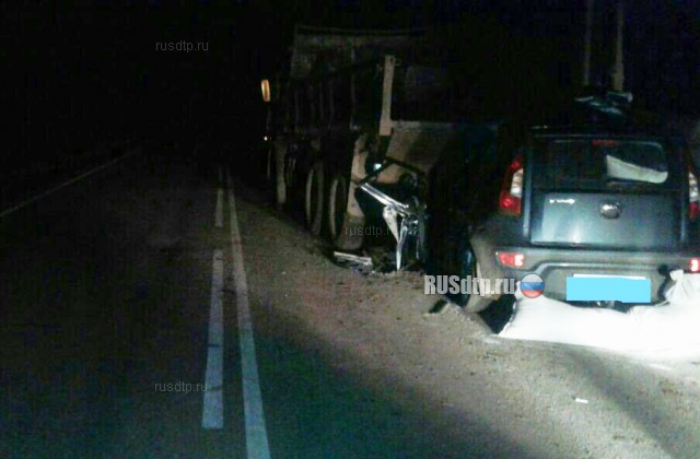 В Башкирии «KIA Soul» врезался в стоящий посреди дороги грузовик