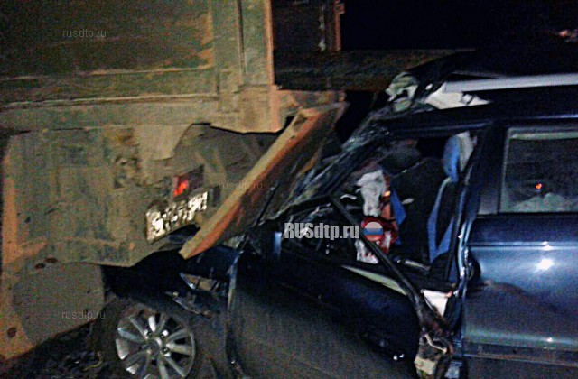 В Башкирии «KIA Soul» врезался в стоящий посреди дороги грузовик