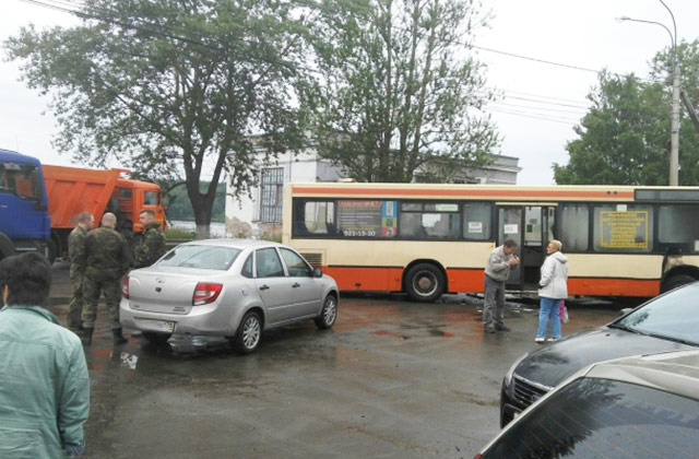 В ДТП автобусом и грузовиком под Петербургом пострадали 7 человек