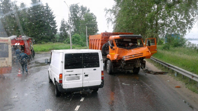 В ДТП автобусом и грузовиком под Петербургом пострадали 7 человек