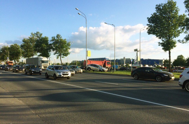 «Смарт» и такси столкнулись на Пулковском шоссе в Петербурге