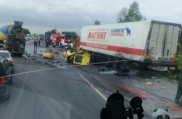 На Московском шоссе в Петербурге бетономешалке оторвало кабину