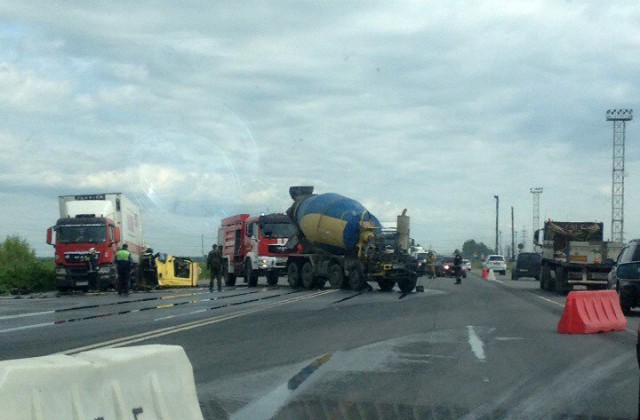 На Московском шоссе в Петербурге бетономешалке оторвало кабину