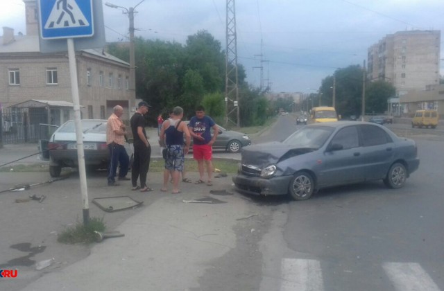 В Орске в результате ДТП автомобиль вылетел на остановку и сбил пешехода