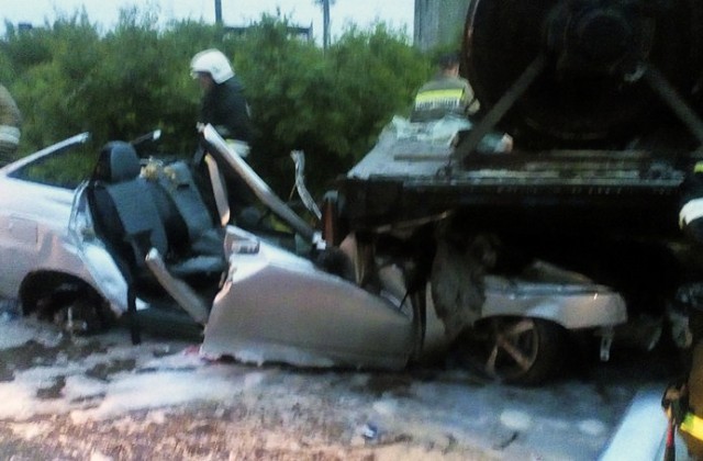 В Котласе «Лада» столкнулась со стоящим грузовиком. Трое погибли