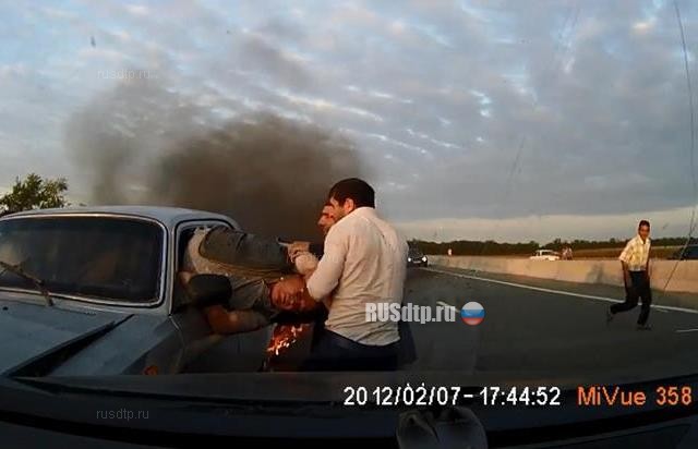 Очевидцы вытащили людей из горящей машины на трассе «Кавказ» в Ингушетии