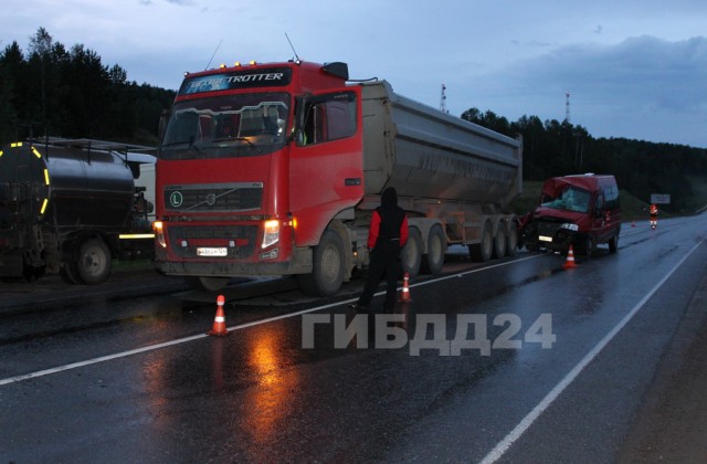 В ДТП с участием автобуса и грузовика под Красноярском пострадали 12 человек