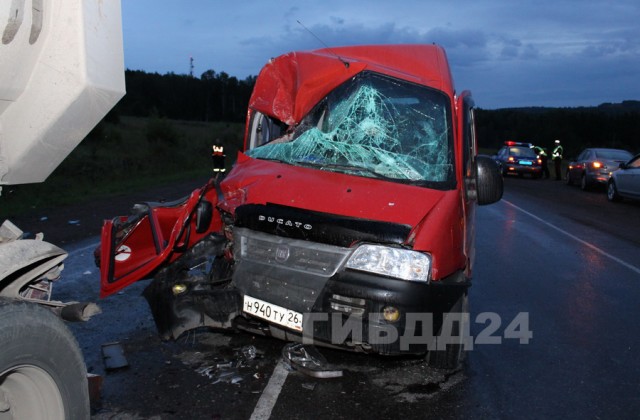 В ДТП с участием автобуса и грузовика под Красноярском пострадали 12 человек