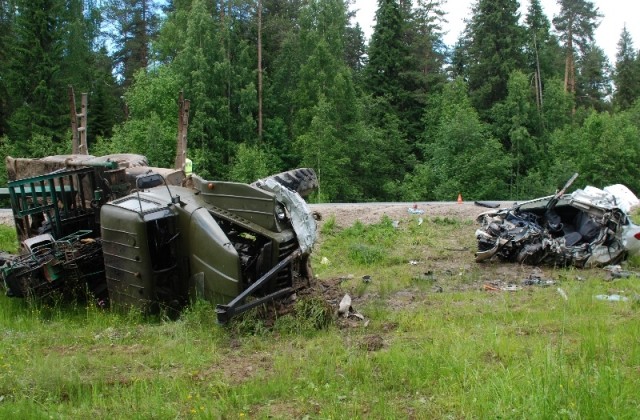 На трассе Москва &#8212; Архангельск лопнувшее у лесовоза колесо привело к гибели трех человек