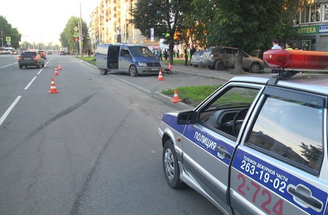 В Екатеринбурге водителя «Мерседеса» выбросило из салона и придавило собственным автомобилем