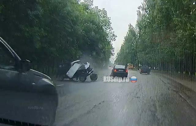 «Нива» столкнулась с «Мерседесом» на Тутаевском шоссе в Ярославле
