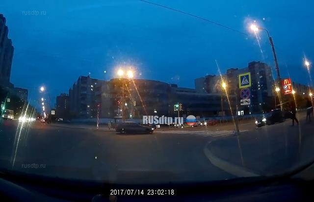 Автомобиль едва не сбил пешеходов в Петербурге