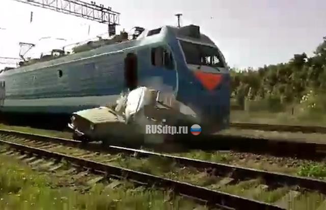 Пассажирский поезд столкнулся с УАЗом на Кубани