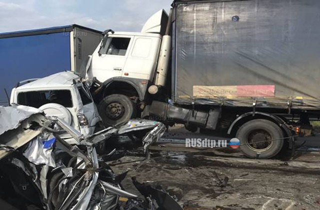 Грузовик без тормозов смял несколько автомобилей на трассе М-4 в Ростовской области