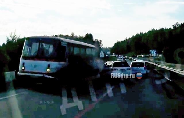 Toyota Caldina столкнулась с автобусом на трассе Ангарск-Иркутск