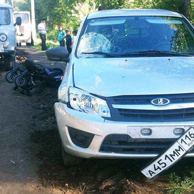 В Татарстане автомобиль сбил женщину с коляской