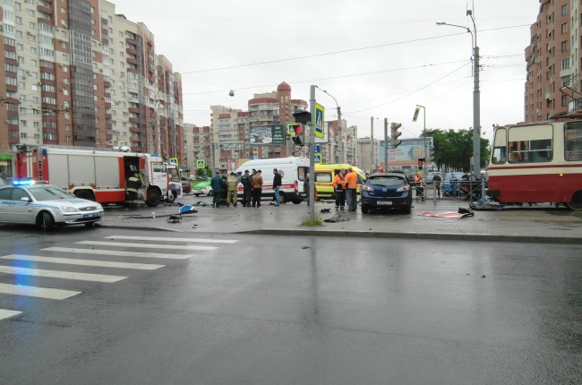Момент смертельного ДТП на Ленинском проспекте в Петербурге запечатлела камера
