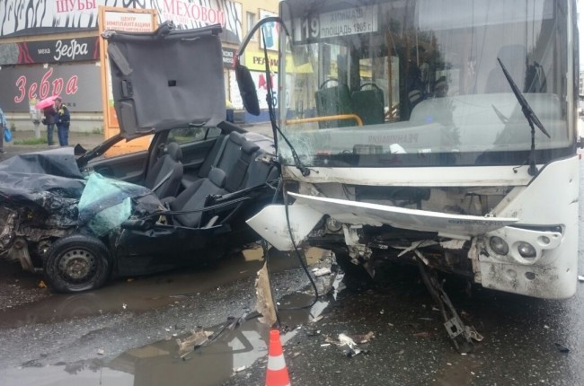 В Екатеринбурге в ДТП с участием автобуса и легкового автомобиля пострадали 4 человека