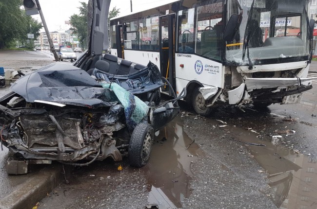 В Екатеринбурге в ДТП с участием автобуса и легкового автомобиля пострадали 4 человека