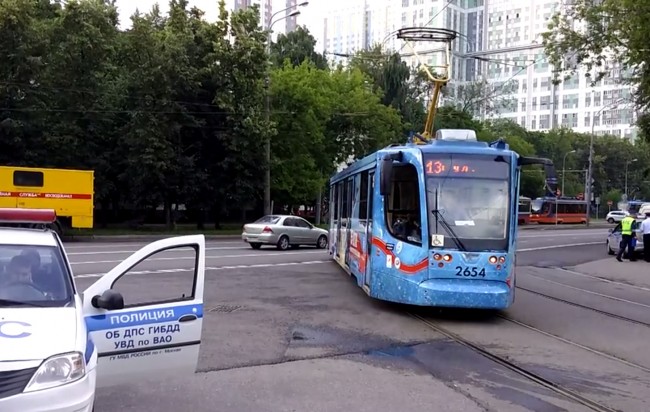 На Открытым шоссе в Москве от столкновения с трамваем погиб водитель автомобиля