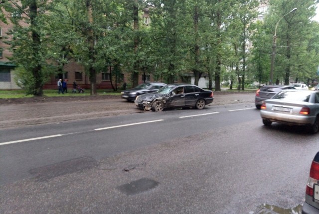 «Нива» столкнулась с «Мерседесом» на Тутаевском шоссе в Ярославле