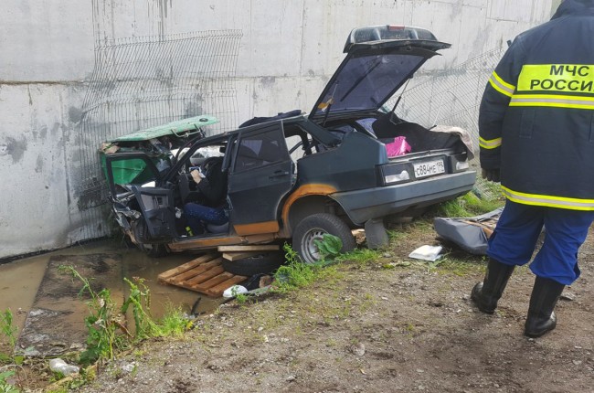 В Москве водитель врезался в стену паркинга и погиб