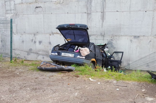 В Москве водитель врезался в стену паркинга и погиб