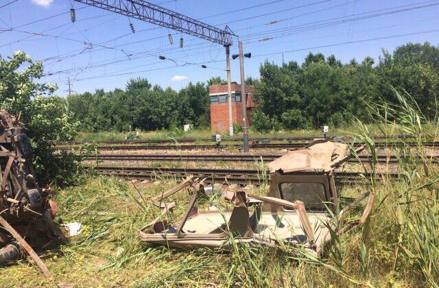 Пассажирский поезд столкнулся с УАЗом на Кубани