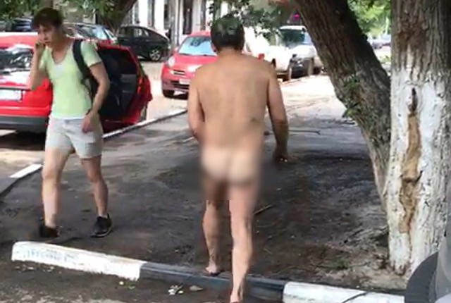В Саратове голый водитель скрылся с места ДТП