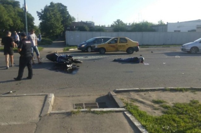 В Благовещенске при столкновении с такси погиб мотоциклист
