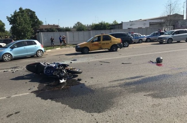 В Благовещенске при столкновении с такси погиб мотоциклист