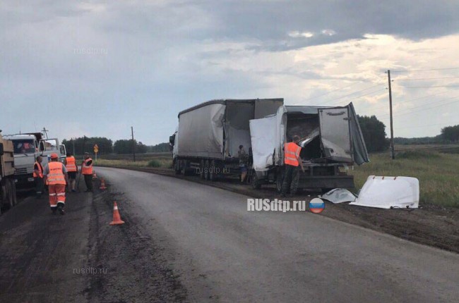 Пассажирский автобус столкнулся с двумя грузовиками в Омской области