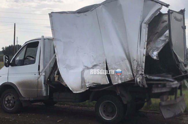 Пассажирский автобус столкнулся с двумя грузовиками в Омской области