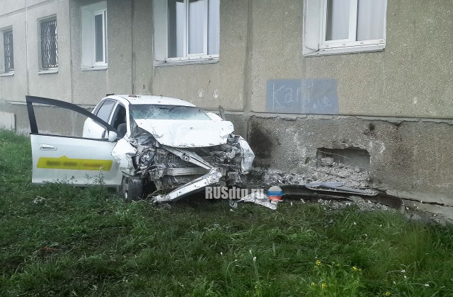 В Ангарске 40-летний мужчина погиб, врезавшись в жилой дом