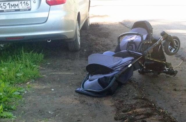 В Татарстане автомобиль сбил женщину с коляской