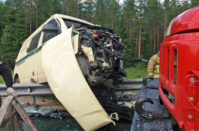 Водитель «Вольво» погиб при столкновении с инкассаторским автомобилем на трассе «Кола»