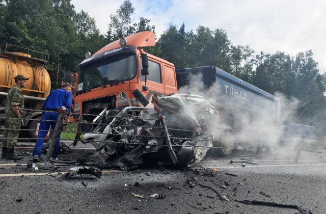 Водитель кроссовера погиб в ДТП с большегрузом на Минском шоссе