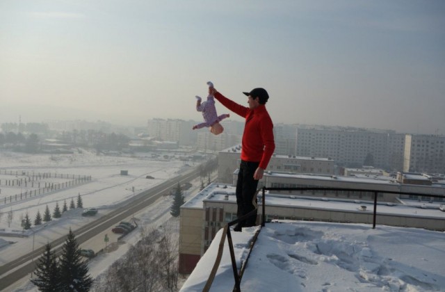 В Красноярском крае водитель высунул младенца из окна автомобиля