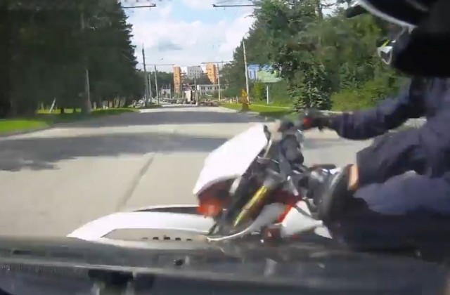 Подросток на мотоцикле столкнулся с автомобилем в Екатеринбурге