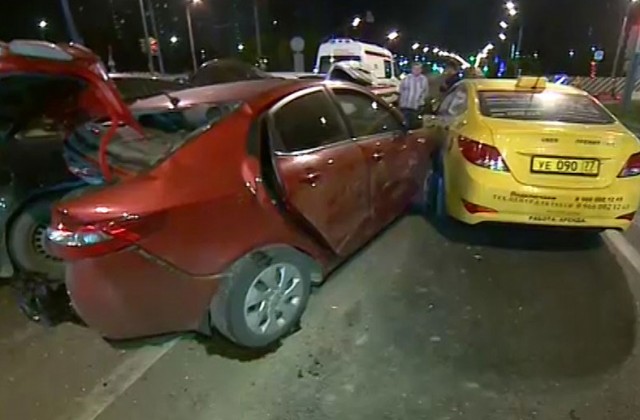 На Пятницком шоссе пьяный водитель разбил 8 машин