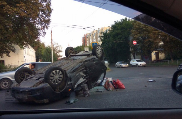 Вологда перевернулась машина