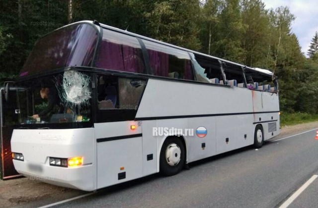 В Калужской области при столкновении автобуса и большегруза один человек погиб и 9 пострадали