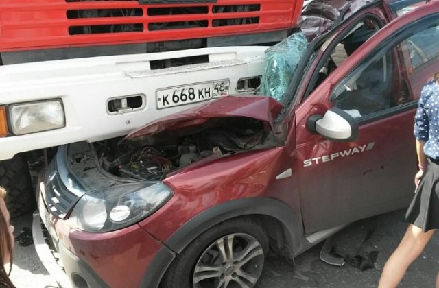 Водитель «Рено» погиб при столкновении с пожарной машиной в Липецке